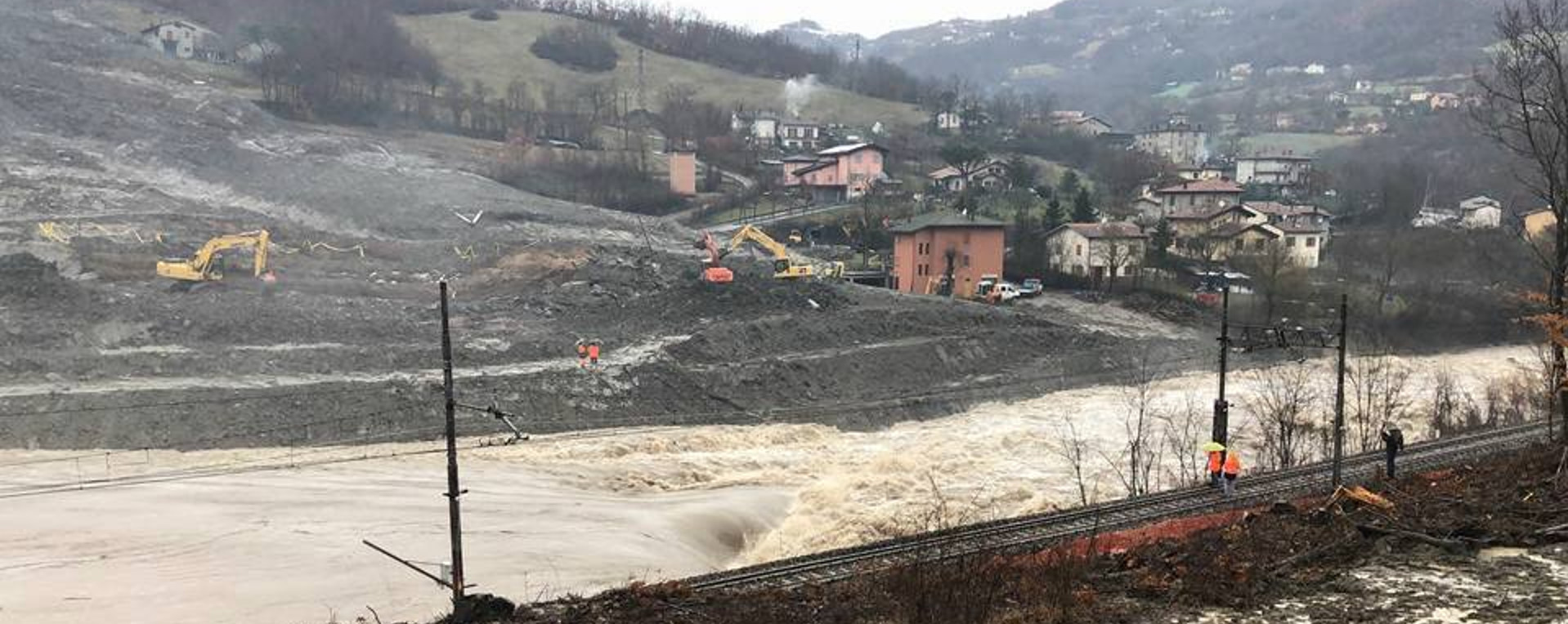 Foto: La frana che ha coinvolto la linea Porrettana