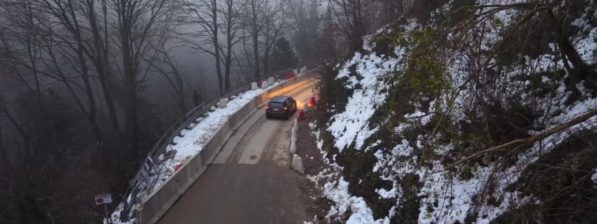 Vista dal drone di un auto che percorre il tratto riaperto della SP 325