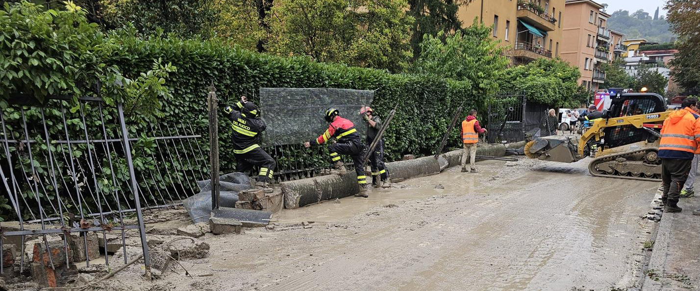 strada alluvionata con operai al lavoro