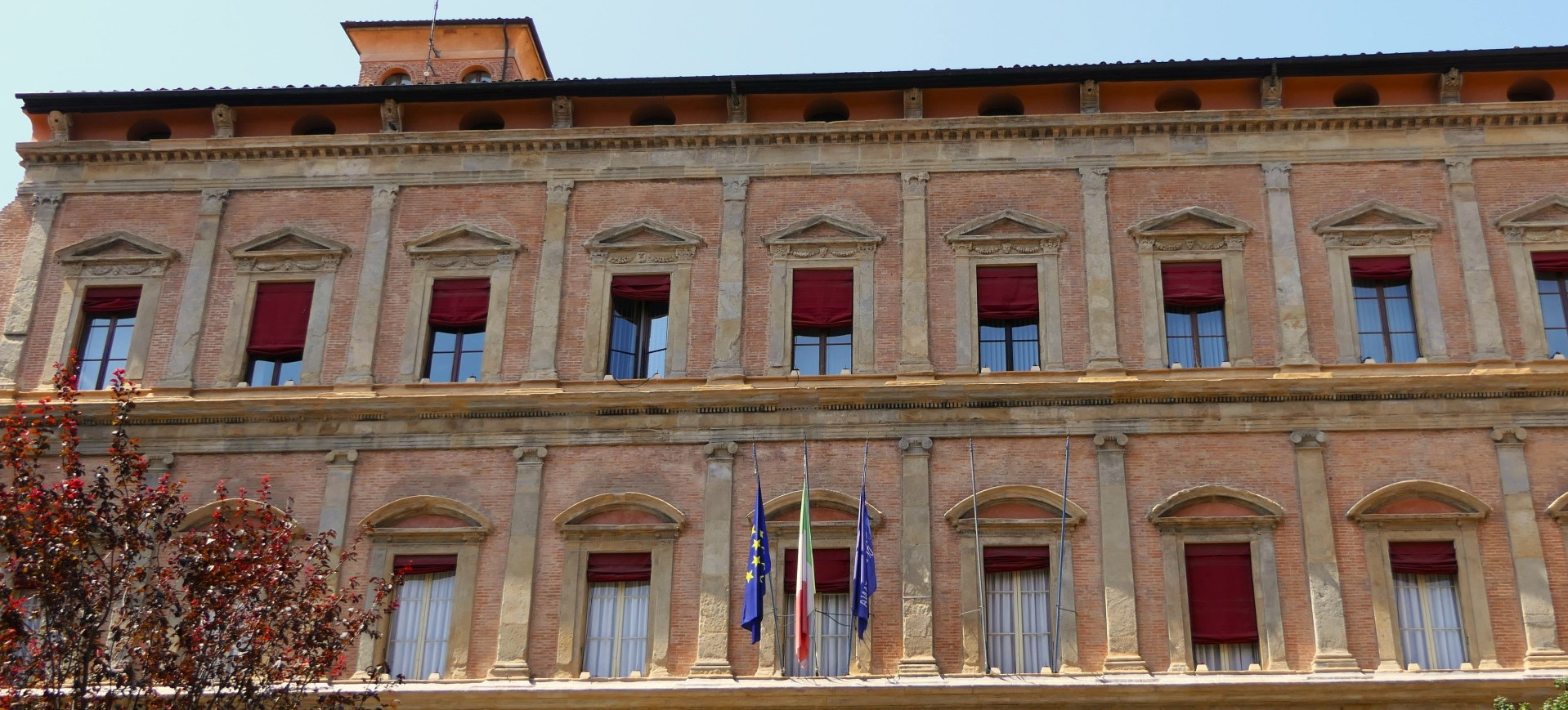 Facciata di Palazzo Malvezzi, sede della Città metropolitana di Bologna