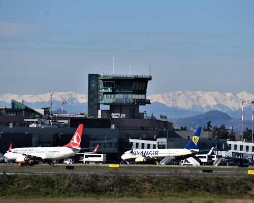 aeroporto di bologna - aerei in pista