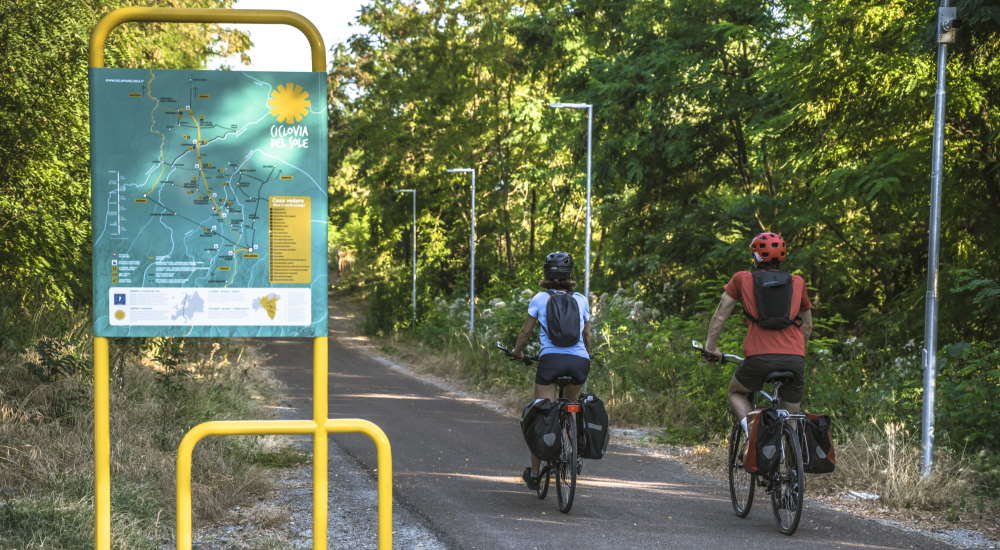 ciclovia con ciclisti