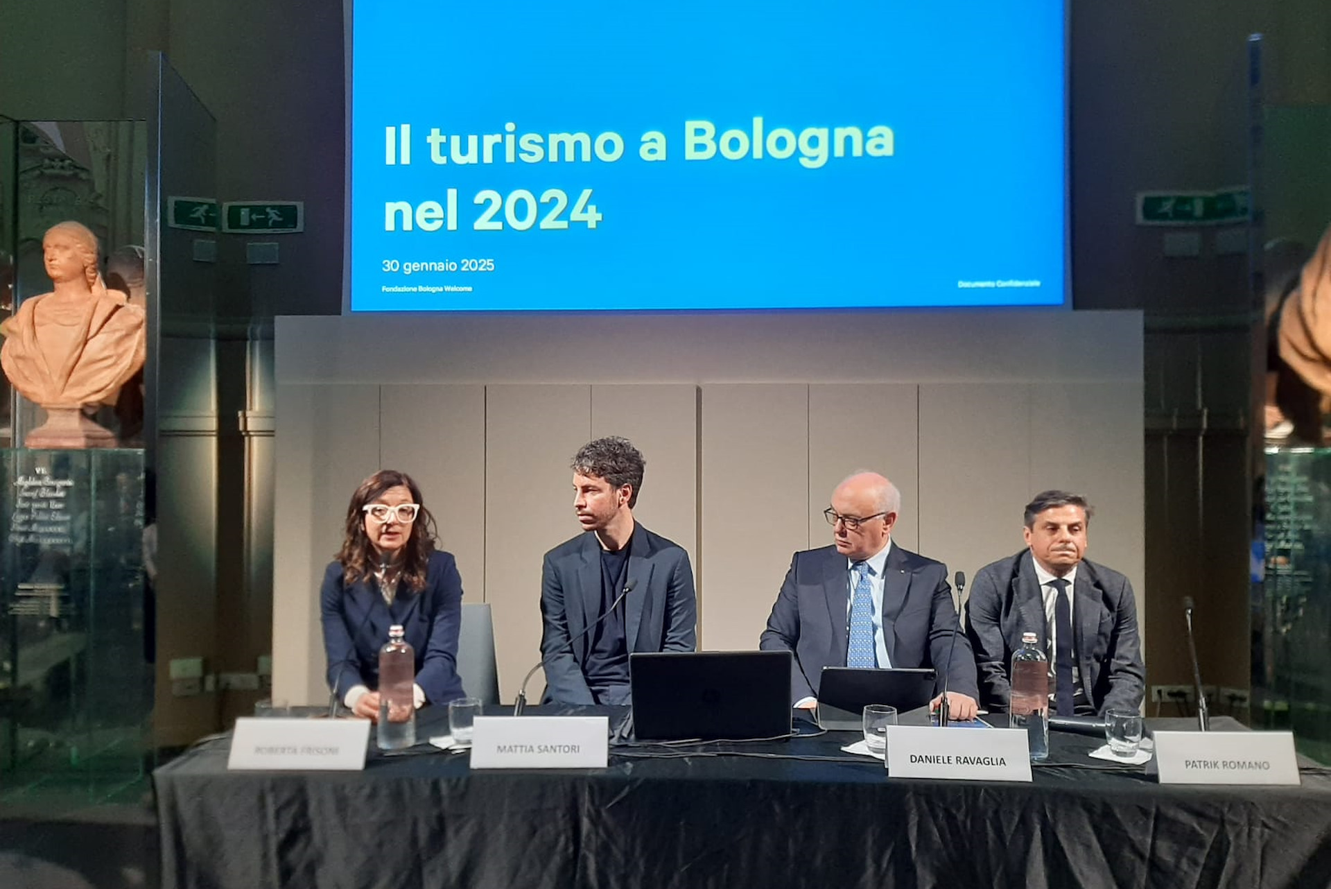 Roberta Frisoni, Mattia Santori, Daniele Ravaglia e Patrik Romano durante la presentazione dei dati 2024